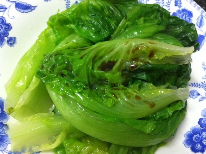 成品装盘的生菜和娃娃菜一起炒