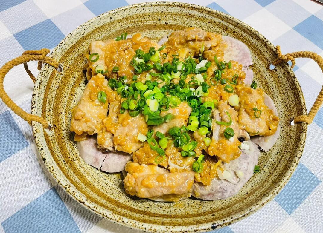 走油肉扣香芋与米饭搭配的摆盘图