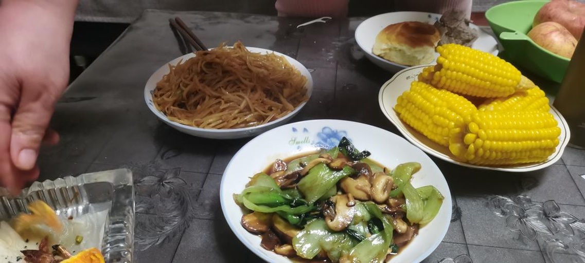 家庭厨房场景中的玉米料理搭配图