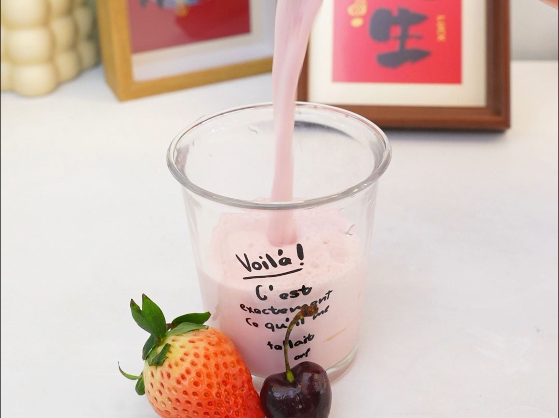 草莓与牛奶在破壁机中混合搅拌过程