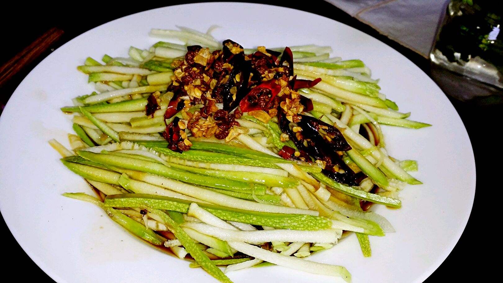 新鲜红椒用于凉拌拼盘的美食图