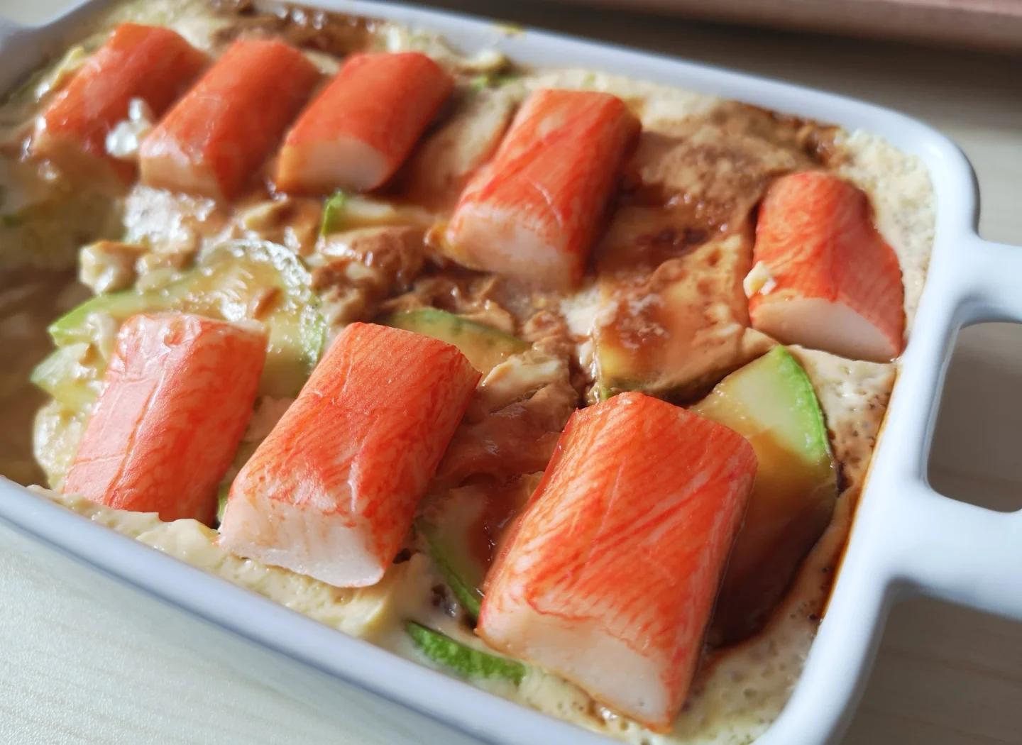 帝王蟹壳蒸蛋搭配蘸料与米饭食用