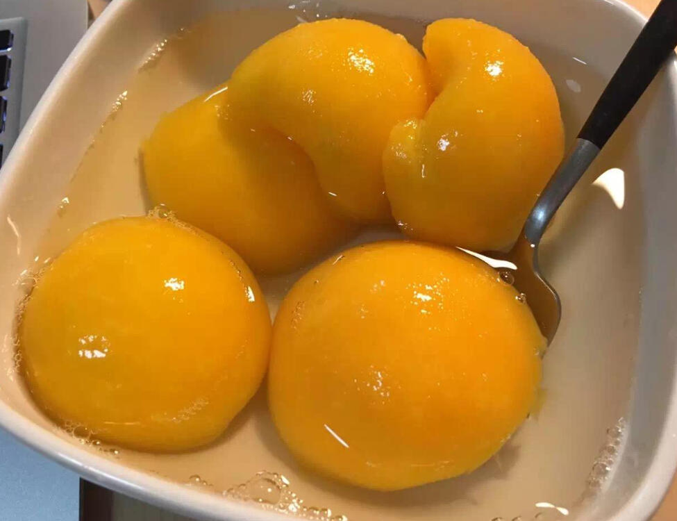 黄桃罐头制作过程中的黄桃果肉特写