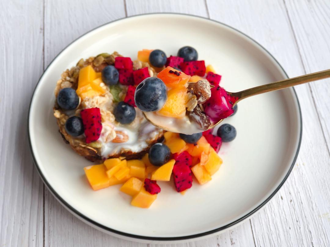 火龙果与燕麦、坚果搭配的健康早餐摆盘图 火龙果早餐搭配图