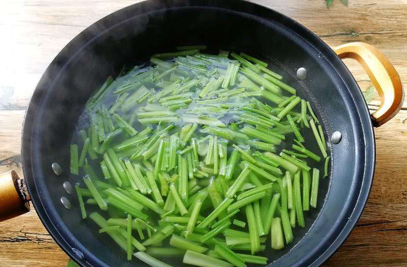 青豌豆煮汤制作过程