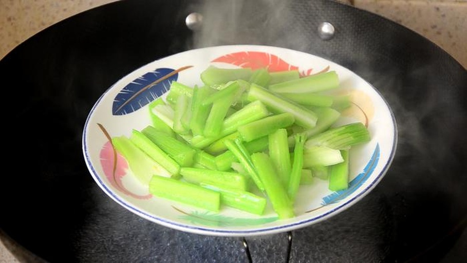 野菜蒸菜蒸制过程图,展示野菜与松花菜在蒸锅中蒸制的状态,蒸汽缭绕,颜色翠绿 野菜蒸菜蒸制过程图