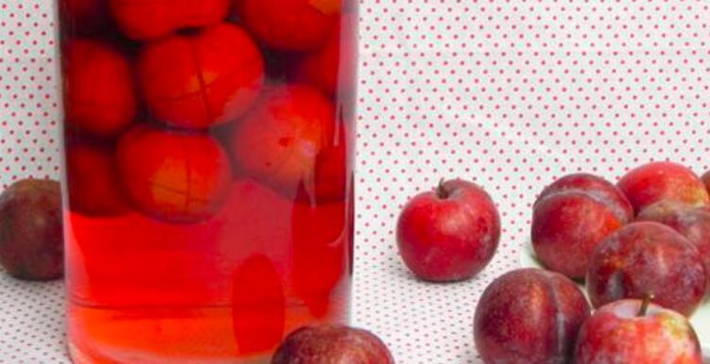 玻璃罐中腌制中的红李子