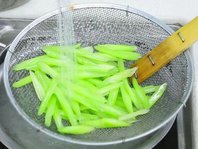山芹菜清洗与焯水过程