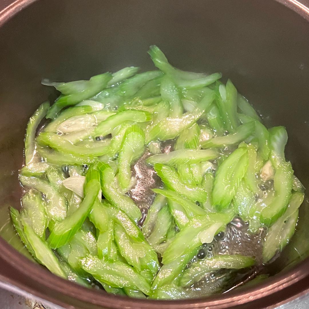 芹菜炒鸭肉翻炒过程特写