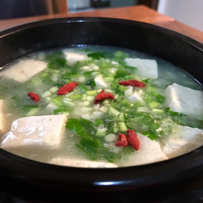 一碗热腾腾的蒿子杆豆腐汤,清淡可口,适合晚间食用 蒿子杆汤品