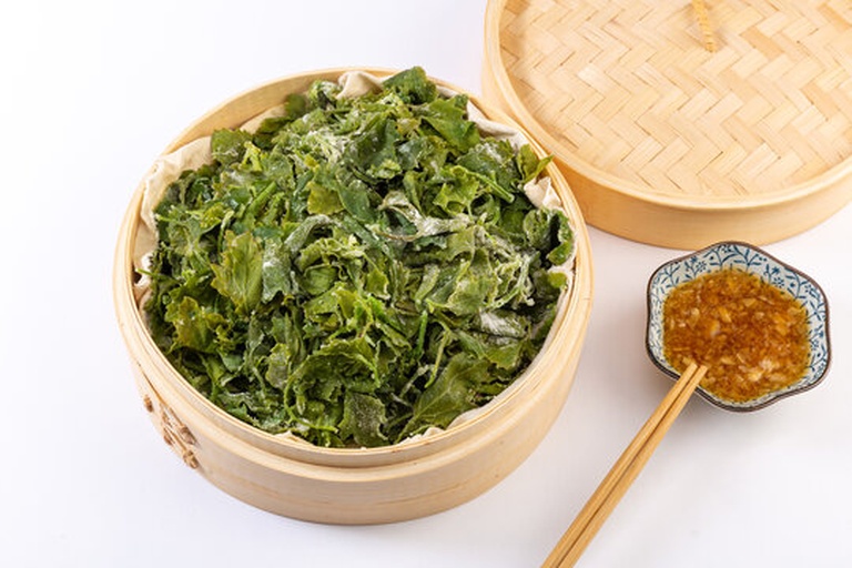 厨师正在用香蕉叶包裹食材准备蒸制