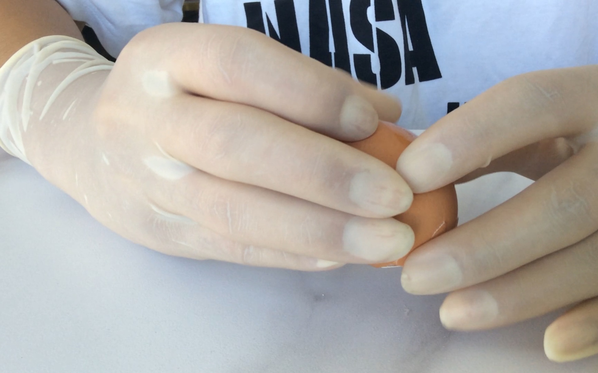 儿童在学校科学课上尝试用手捏鸡蛋进行实验