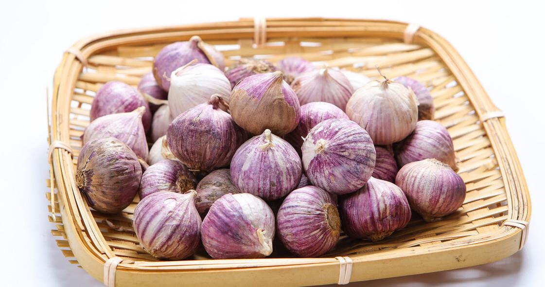 家庭厨房中储存紫洋葱的方式