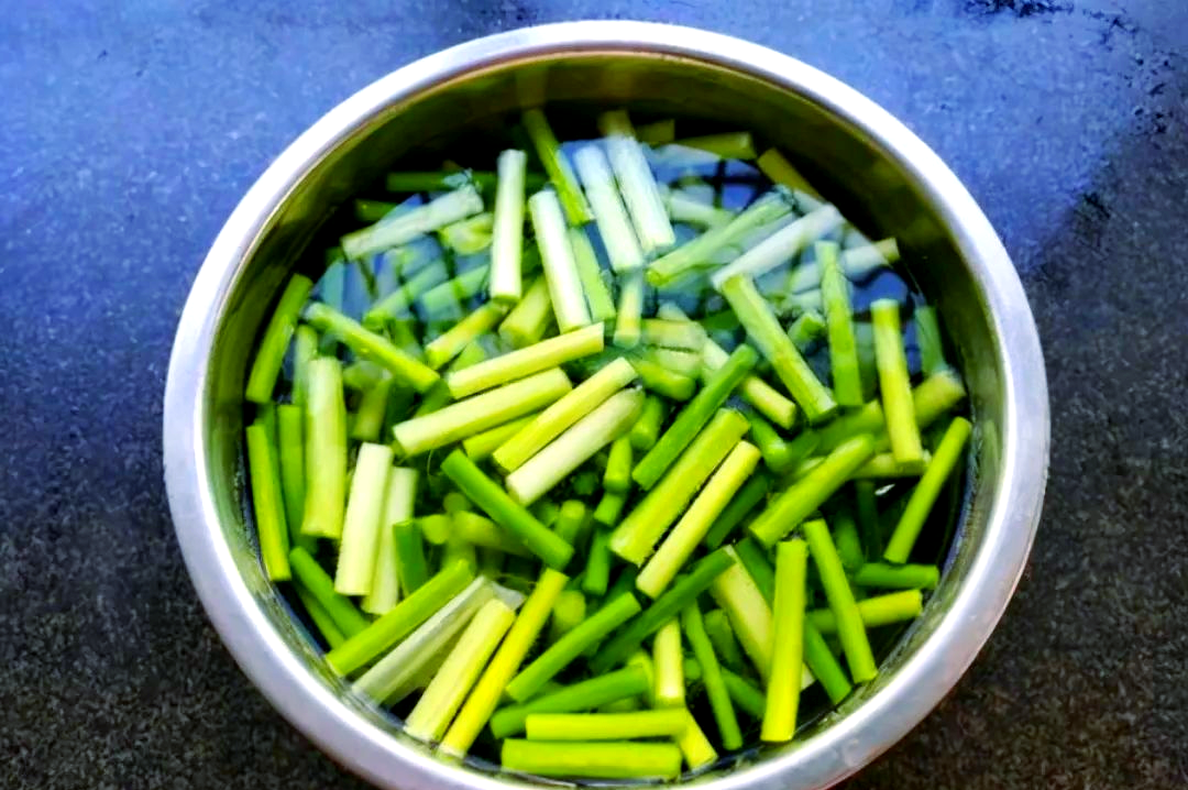 蒜苔和豇豆清洗与切段过程