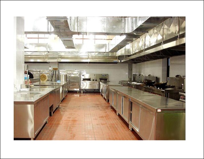 家庭厨房中使用食品烘干机制作金桔干的场景