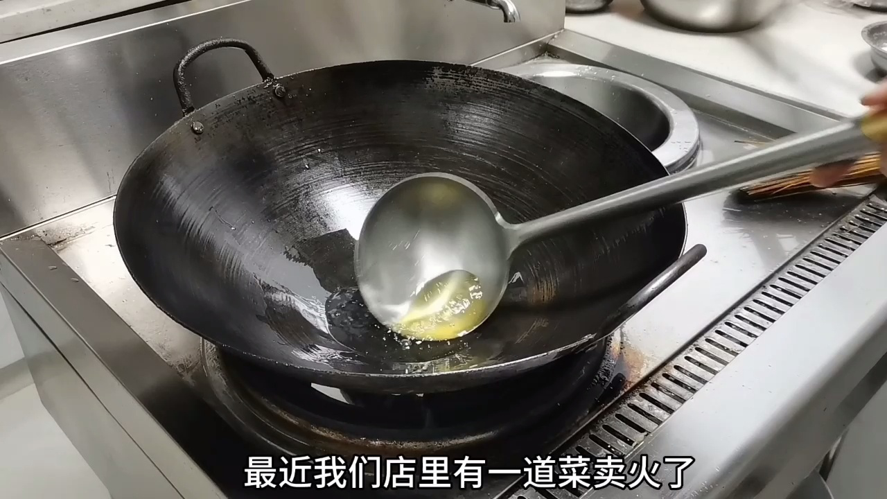 荷兰豆与其他食材搭配的烹饪过程