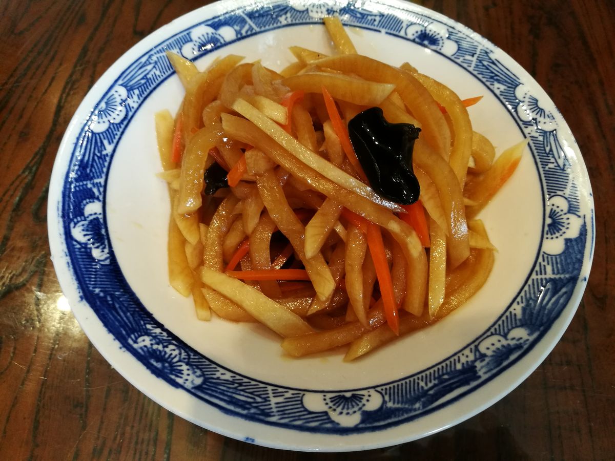 一盘红皮萝卜炒牛肉丝,牛肉与萝卜丝交错,色泽鲜亮,盛在蓝色瓷盘中 红皮萝卜炒牛肉丝成品图