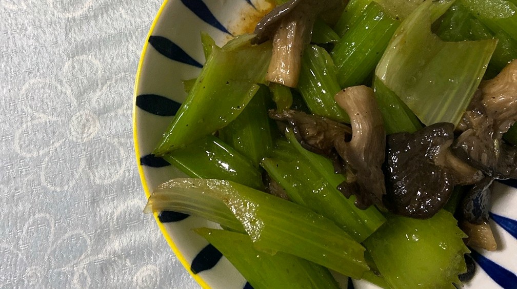 蘑菇炒西芹翻炒过程