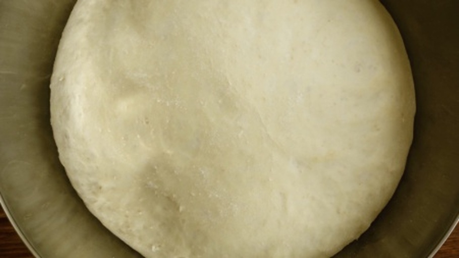 发酵完成的面团,体积明显膨胀,表面光滑有弹性 中华寿桃制作步骤图 - 发酵完成的面团