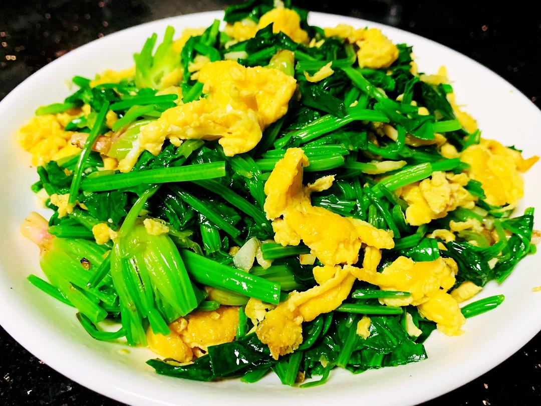 菠菜炒松花蛋成品图,展现绿色蔬菜与金黄松花蛋的搭配效果 菠菜炒松花蛋成品图