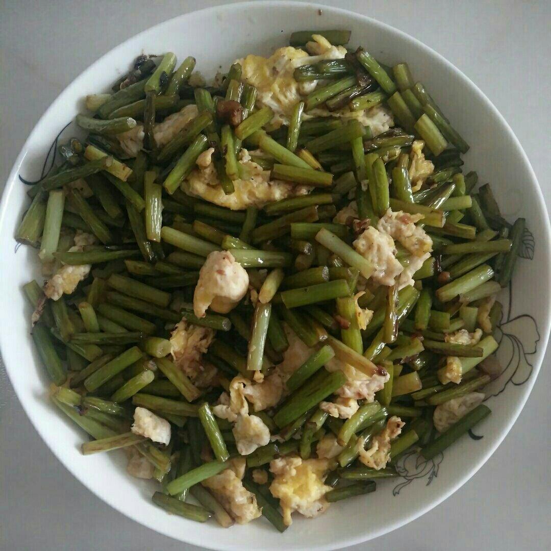 高级餐饮摆盘实拍:蒜苔炒鸡蛋成品美学呈现——采用青白釉浅盘衬托,蛋苔分布疏朗有致,金绿对比强烈,表面干燥光亮,体现‘镬气足、火候准、水分控’三大技术指标,旁置陈醋小碟暗示传统蘸食可能性 成品摆盘特写:青白瓷浅盘中盛放蒜苔炒鸡蛋,色泽明艳(金黄蛋块+翠绿苔段),质感分明,表面零油星零水渍,旁配一小碟琥珀色陈醋与竹筷