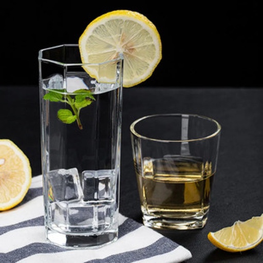 小金桔柠檬茶装在透明玻璃杯中，加入冰块和薄荷叶