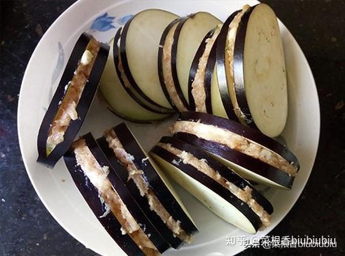 夹茄馅料填制过程