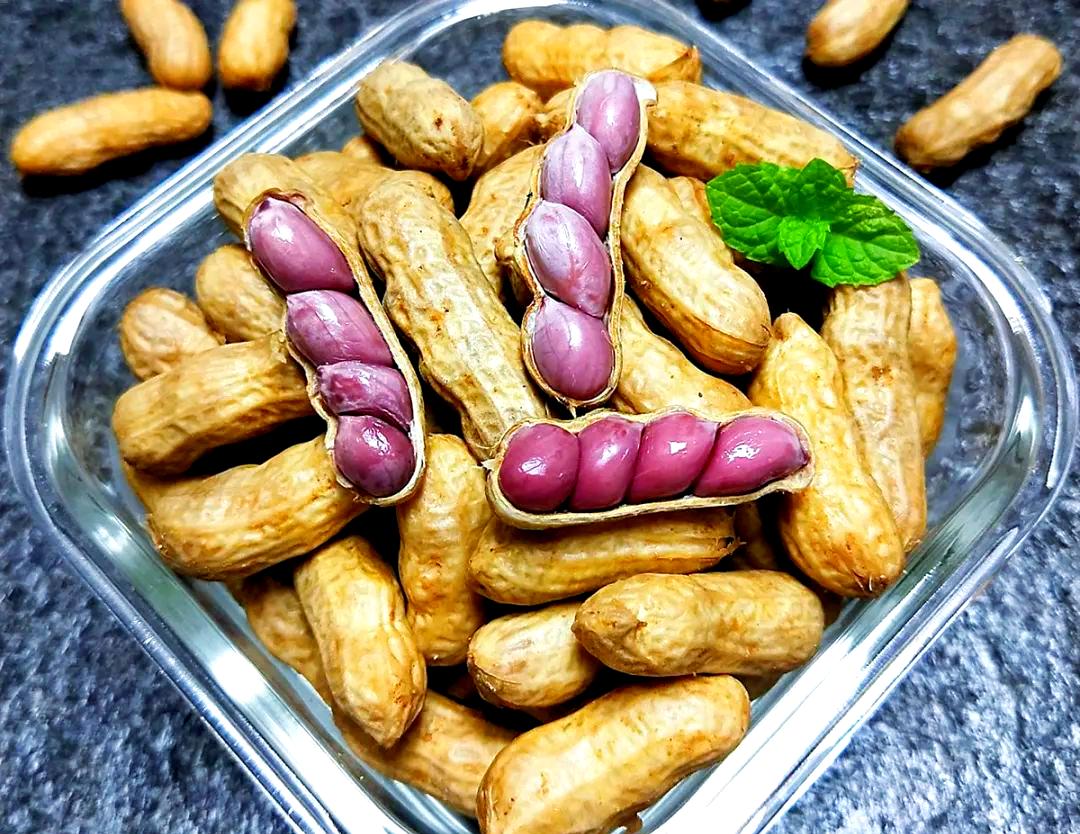 水煮带红衣花生与计量勺对比图