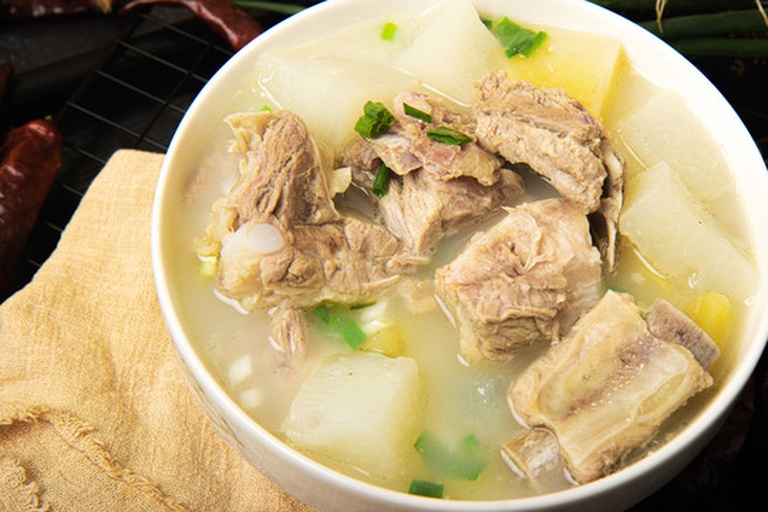 红皮萝卜切片与白萝卜烹饪菜品