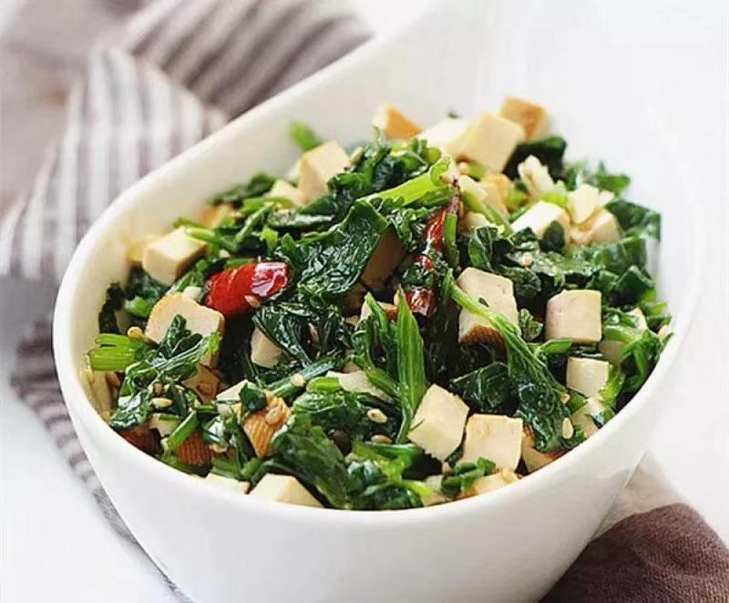 小叶菠菜沙拉的摆盘图