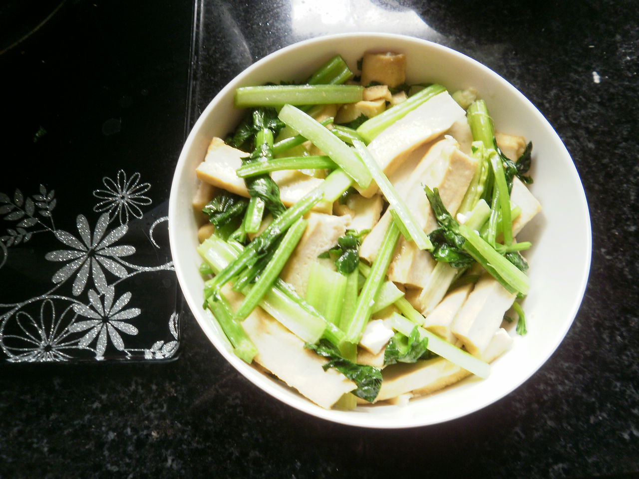 山芹菜炖豆腐成品图