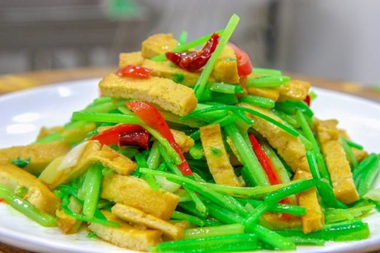 小芹菜与西芹在不同烹饪方式下的成品对比