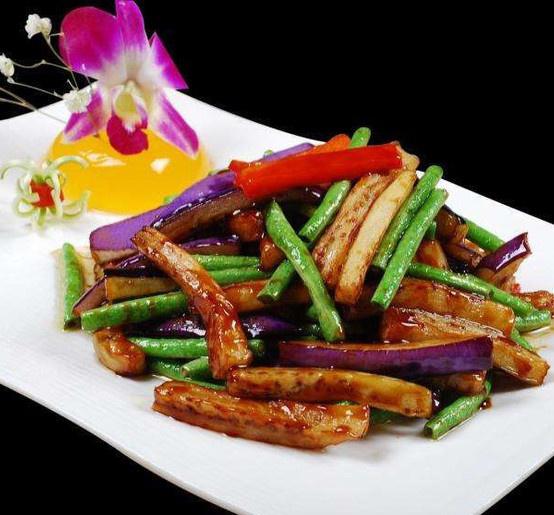 豆角炒茄子成品图，色泽诱人，香气扑鼻