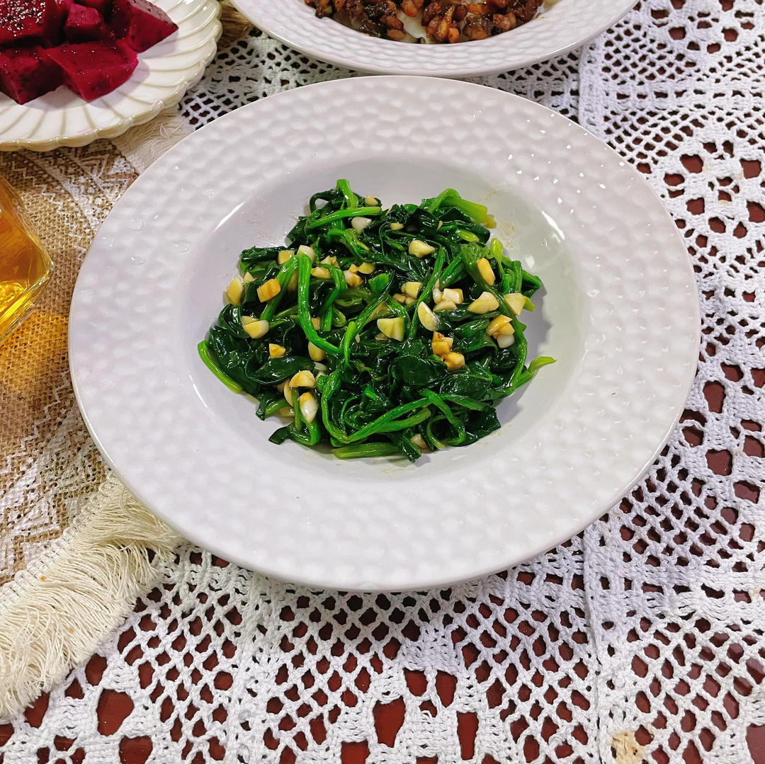 蒜蓉菠菜成品图,色泽翠绿,蒜香浓郁 蒜蓉菠菜成品图
