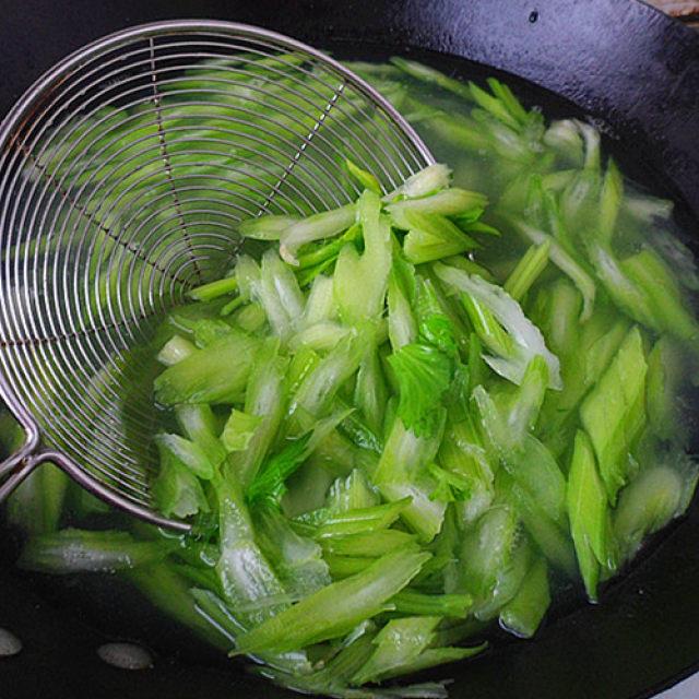 芹菜冷冻前的预处理步骤