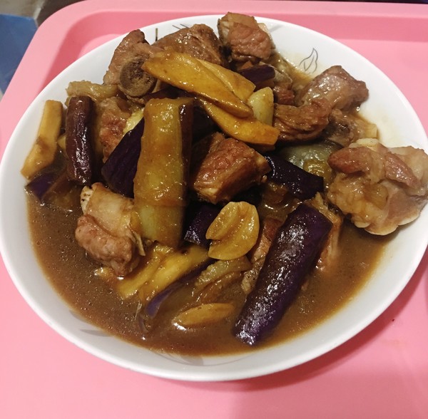 俯拍高清成品图:深褐色酱汁浓亮挂勺,排骨块块分明、骨肉微离,紫茄块饱满油润、表皮微皱泛光泽,点缀翠绿葱花与金黄蒜末,背景为原木砧板与青花瓷勺,突出家常高级感 排骨和茄子能一起炖吗:成品特写