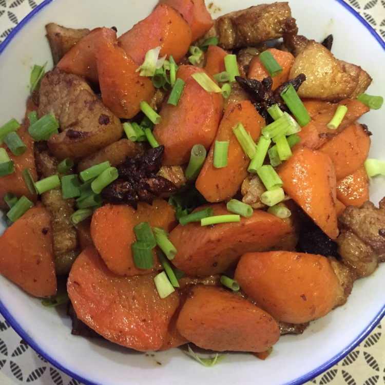 展示胡萝卜在不同烹饪方式下的应用:左侧为黄心胡萝卜切片用于蔬菜沙拉,色泽明亮,搭配绿叶菜;右侧为红心胡萝卜块炖入鸡汤中,汤色微红,胡萝卜呈现深玫瑰红色,散发温润光泽,背景为家庭厨房环境 胡萝卜烹饪应用场景图