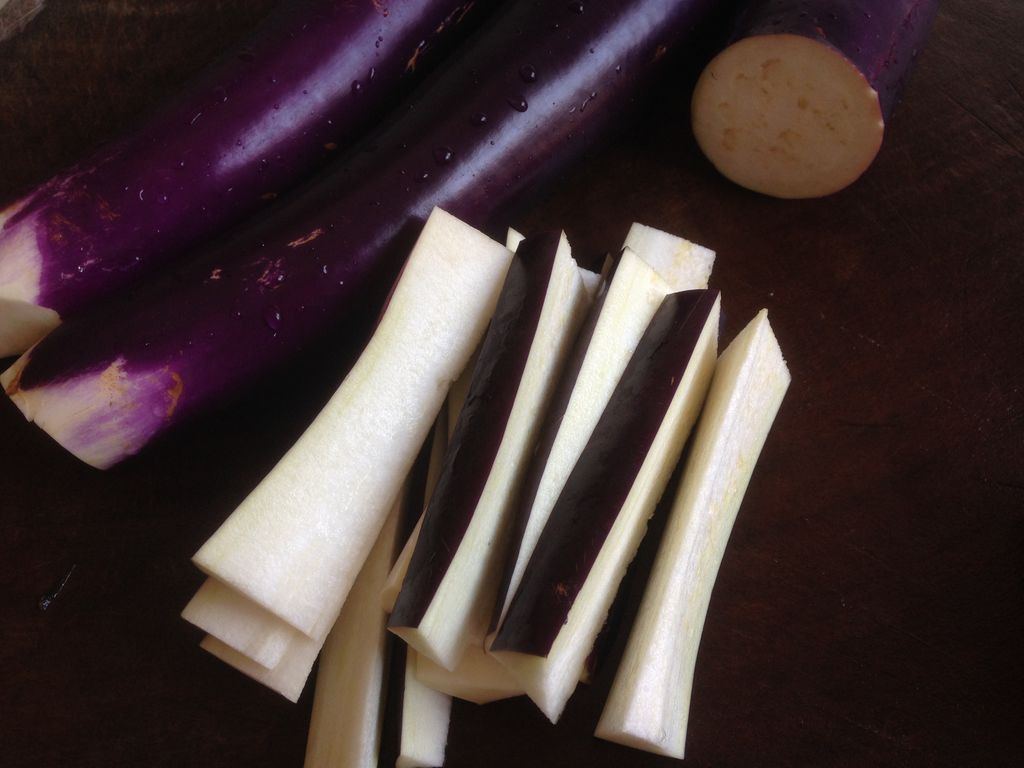 切开的紫色茄子特写