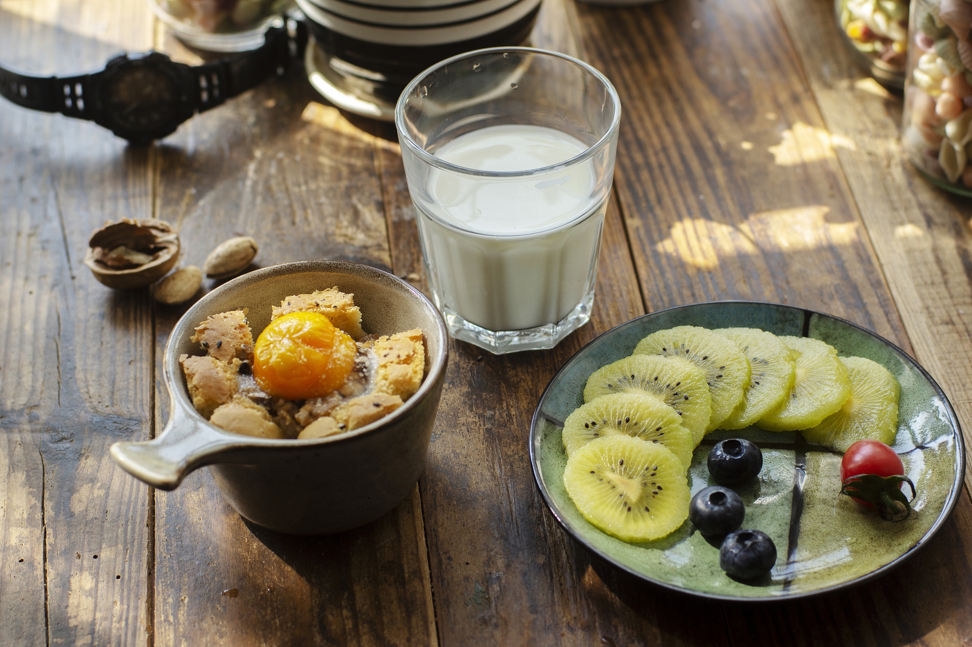 家庭餐桌上的无籽葡萄拼盘