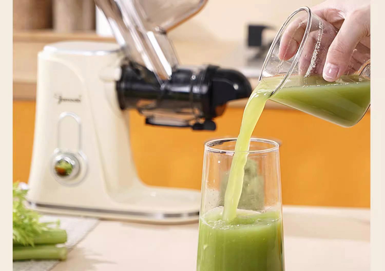 家庭主妇在厨房用榨汁机制作丝瓜水的过程场景