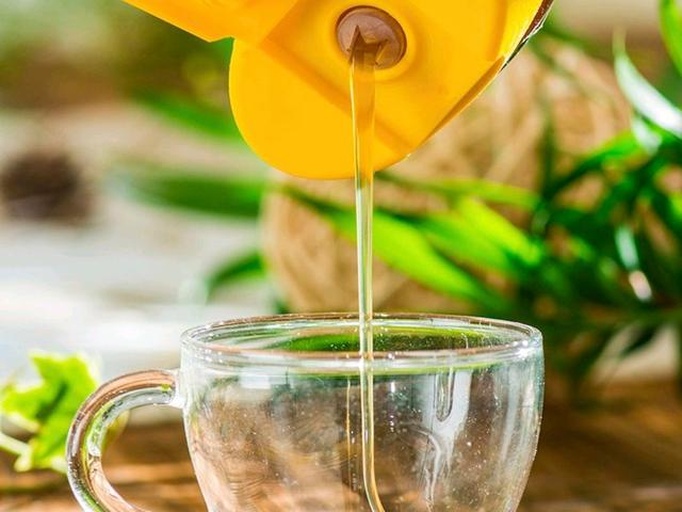 玻璃杯中漂浮着几片新鲜子姜与柠檬片,加入蜂蜜,整体呈现出清新健康的视觉风格 子姜与柠檬蜂蜜水搭配图