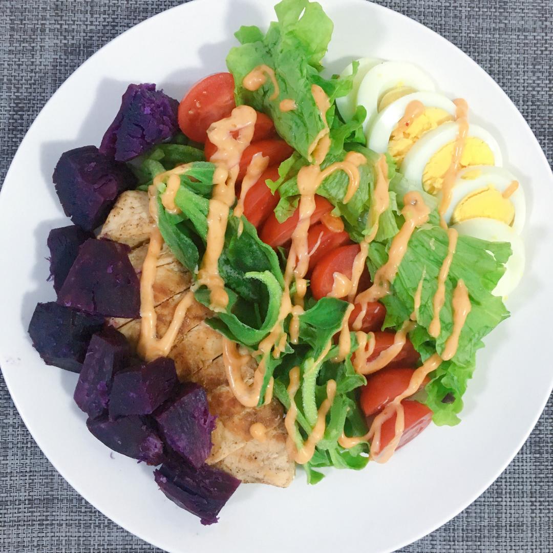 紫薯与多种食材搭配的健康餐盘