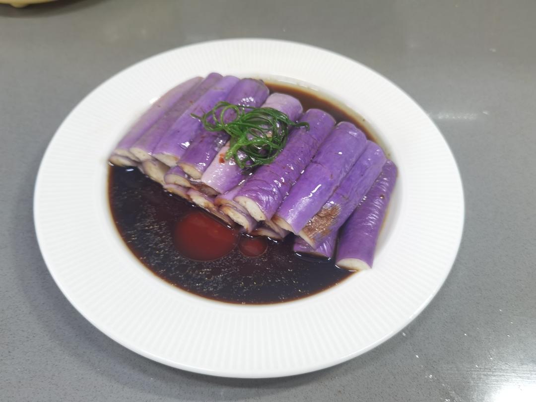蒸长茄子三种创意吃法实景拼图:清晰展示茄泥蘸料的质地、蒸茄酿肉的饱满形态、冷萃茄汁面的清亮汤色与配色 蒸长茄子创意吃法拼图:左上为茄泥蘸料(浅紫色细腻茄泥盛于小碗,旁配金黄烤馒头片),右上为蒸茄酿肉(饱满茄段嵌着粉嫩肉馅),下方为冷萃茄汁面(透明玻璃碗中琥珀色清亮汤底,浮着细面与葱花)