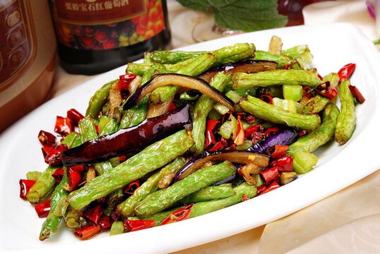 茄子在盐水中浸泡,四季豆在锅中焯水 茄子与四季豆焯水处理过程