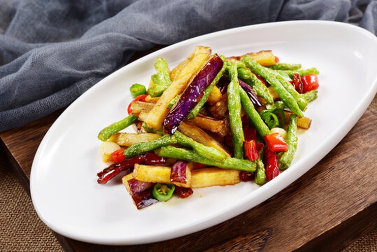 豆角炒茄子所需食材整齐摆放在案板上,包括茄子、豆角、大蒜、生姜、干辣椒等 豆角炒茄子食材展示图