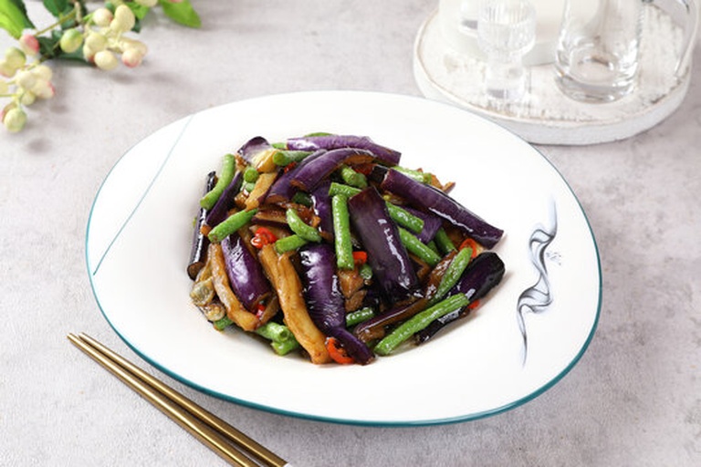 翡翠油豆角与茄子搭配的预制菜包装展示图