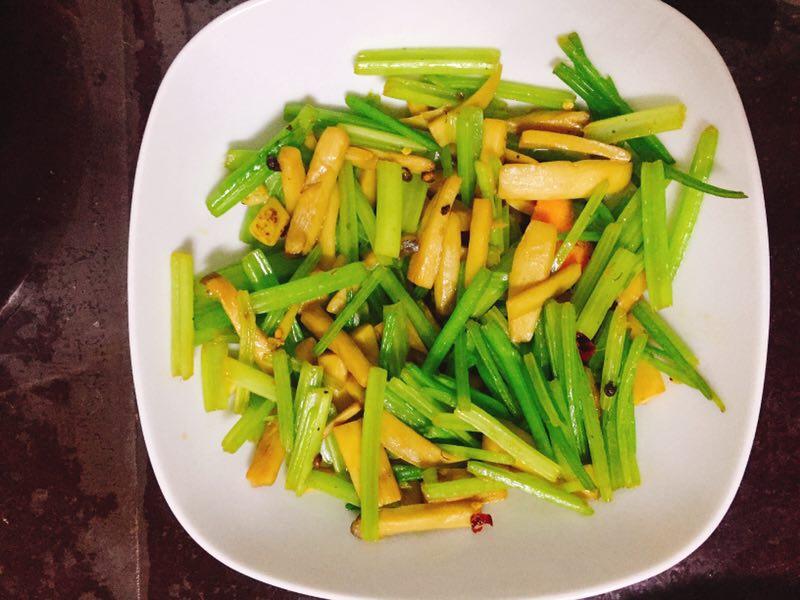 芹菜炒黄鳝成品图