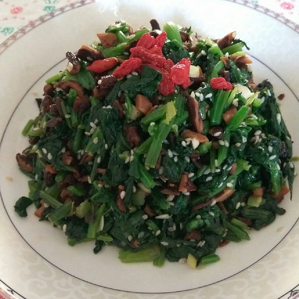 菠菜与番茄、黄瓜、坚果搭配的健康沙拉 菠菜与其他蔬菜搭配的沙拉