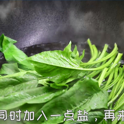 一名厨师正在将新鲜菠菜放入沸水中焯烫,锅边有蒸汽升起,旁边放置一碗冷水用于过凉,背景为厨房操作台,展示去草酸的正确处理步骤 菠菜焯水过程示意图