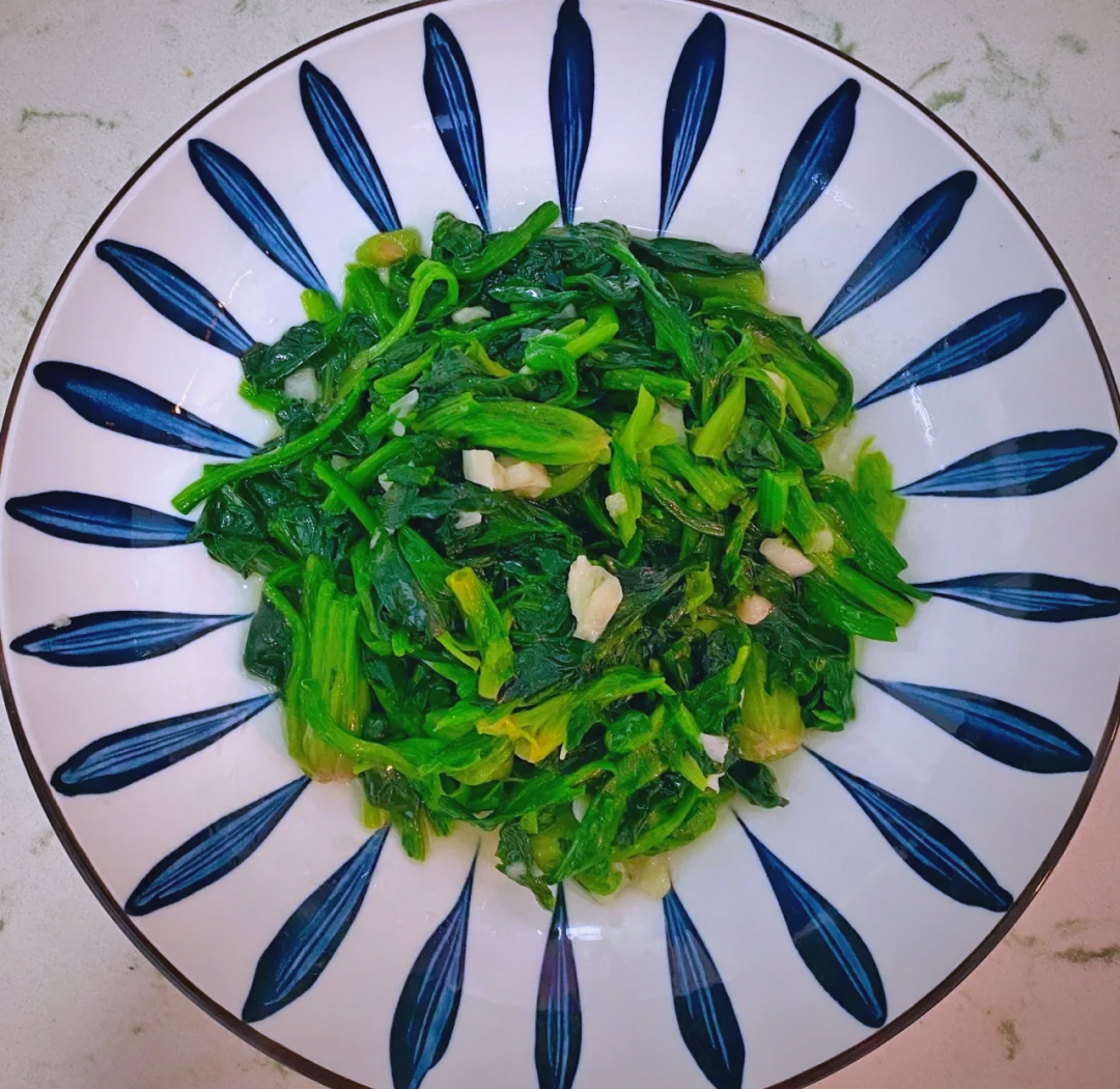 家庭餐桌上的菠菜干贝菜肴成品图